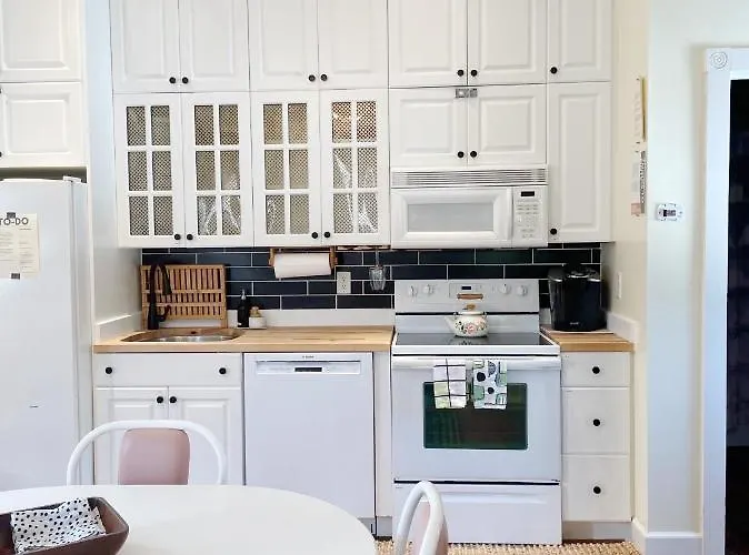Charming 1885 Parlor Loft Downtown Savannah Stay