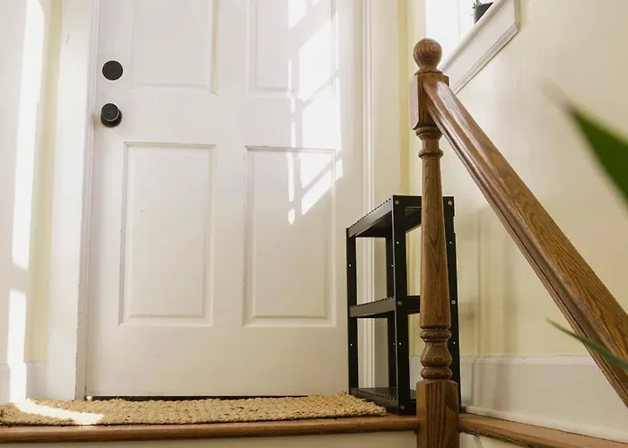 Charming 1885 Parlor Loft Downtown Savannah Stay